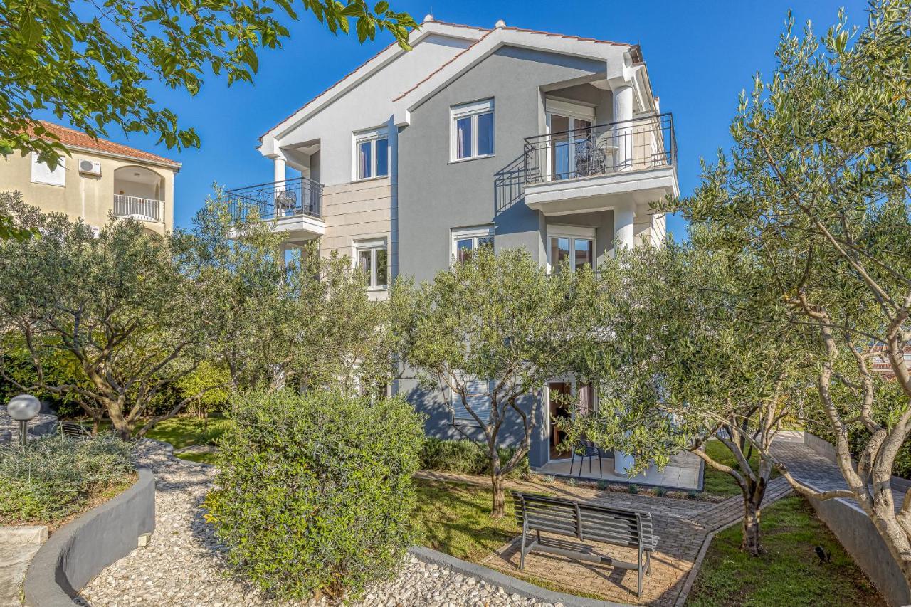 Island Resort Mihaela - Happy Rentals Trogir Luaran gambar