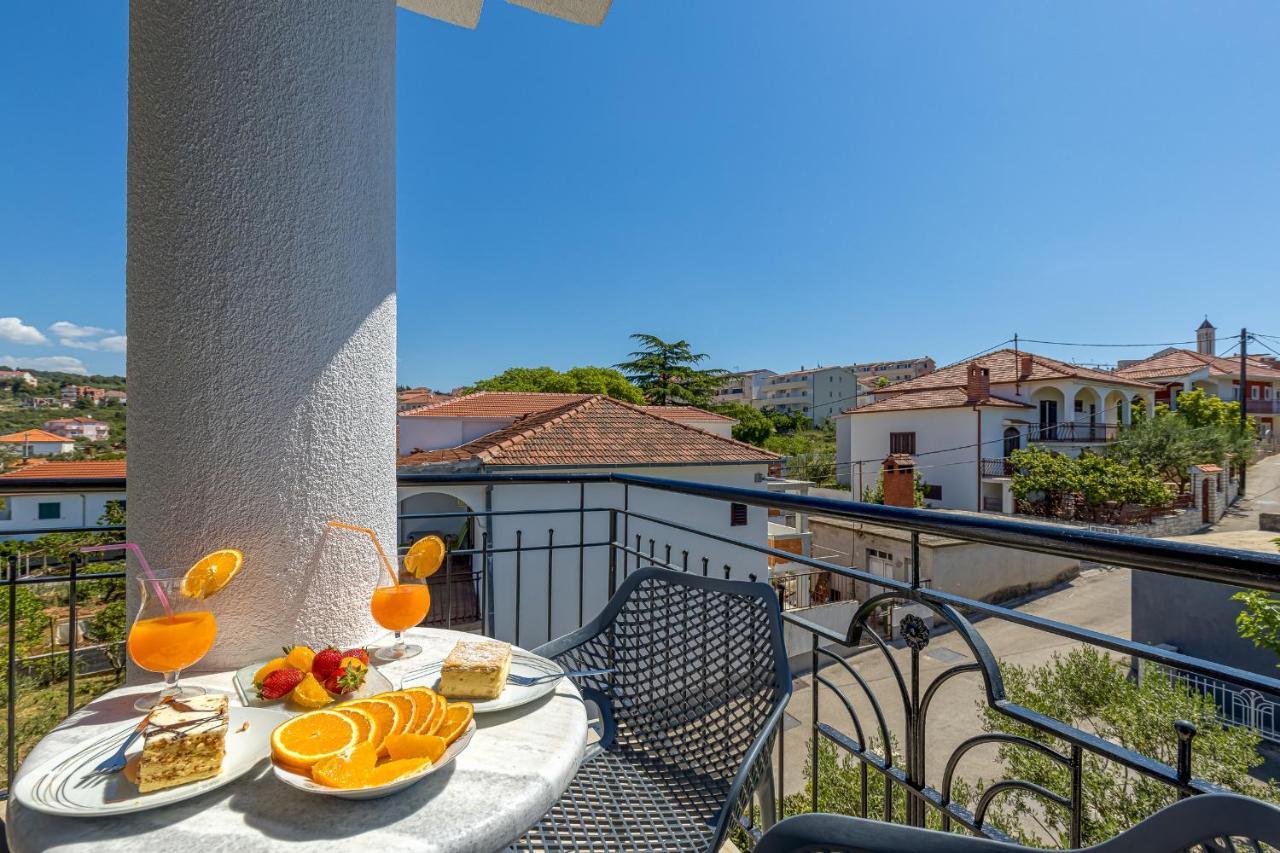 Island Resort Mihaela - Happy Rentals Trogir Luaran gambar