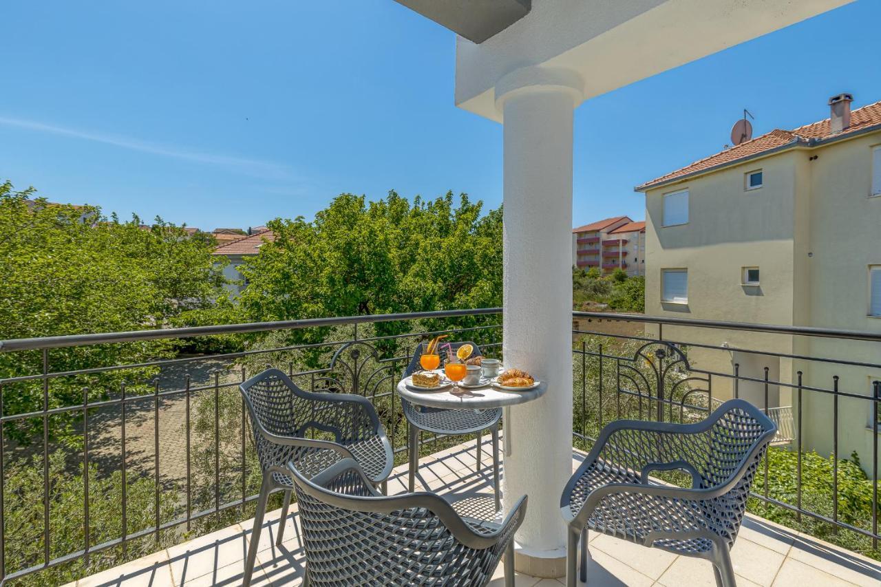 Island Resort Mihaela - Happy Rentals Trogir Luaran gambar