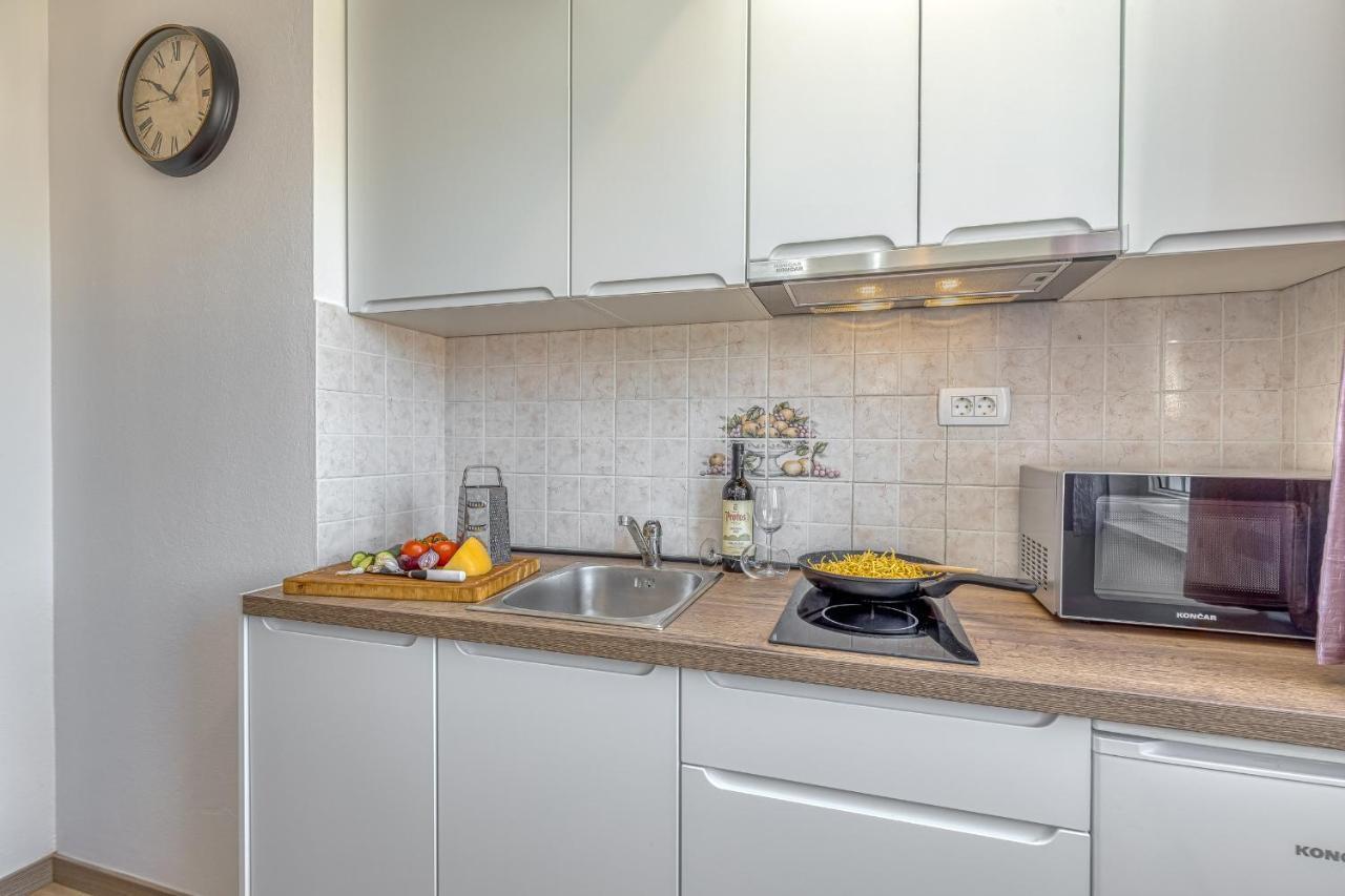 Island Resort Mihaela - Happy Rentals Trogir Luaran gambar